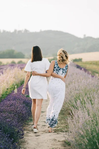 Två Kvinnor Promenader Tillsammans Lavendelfält — Stockfoto