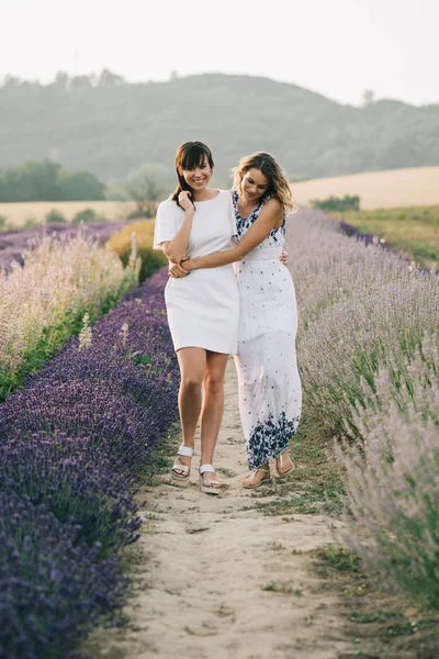 İki kadın birlikte lavanta alan yürüyüş