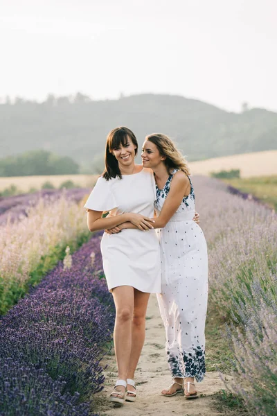 İki kadın birlikte lavanta alan yürüyüş