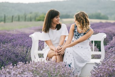 Yakın oturan genç kız