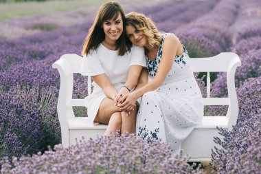 Yakın oturan genç kız