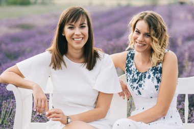 Yakın oturan genç kız