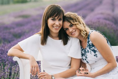 Yakın oturan genç kız