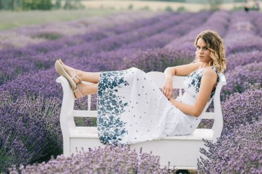 Güzel sarışın kadın üzerinde ahşap Bank rahatlatıcı