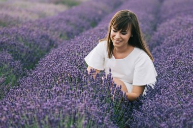 Kadın malzeme çekme lavanta çiçekler çiçekçi