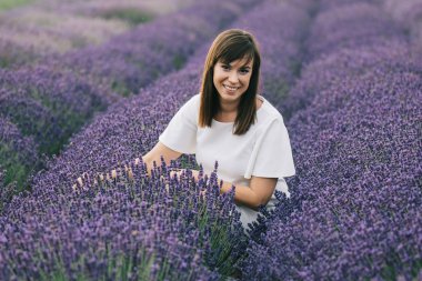 Kadın malzeme çekme lavanta çiçekler çiçekçi