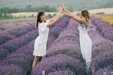 Under çiçeklere eğleniyor kız