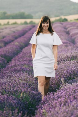 Lavanta sahasında yürüyen güzel esmer kadın