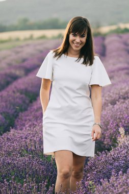 Lavanta sahasında yürüyen güzel esmer kadın