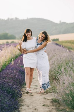 İki kadın birlikte yürüyor.