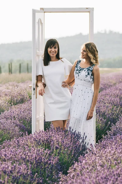 Deux Jeunes Femmes Debout Champ Fleurs Deux Femmes Aiment Été — Photo