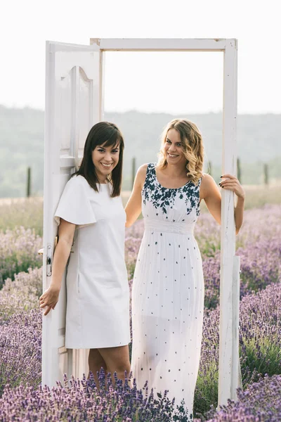 Deux Jeunes Femmes Debout Champ Fleurs Deux Femmes Aiment Été — Photo