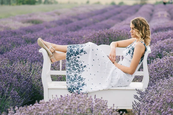 Güzel sarışın kadın üzerinde ahşap Bank rahatlatıcı