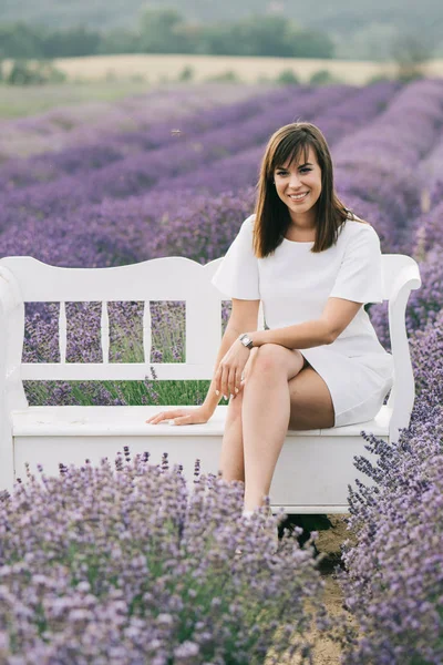 Bankta oturan esmer kadın