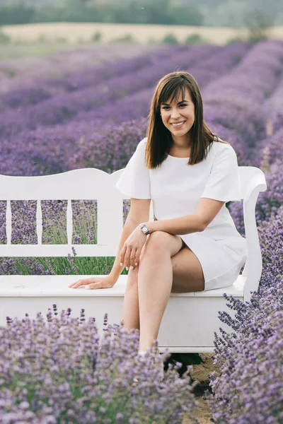 Bankta oturan esmer kadın