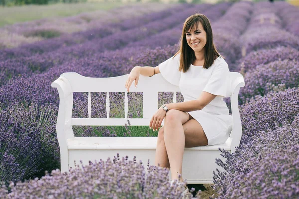 Bankta oturan esmer kadın