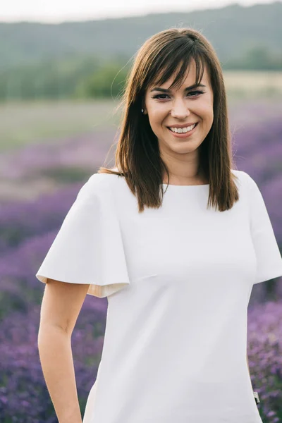 Schöne Frau Lächelt Freien — Stockfoto