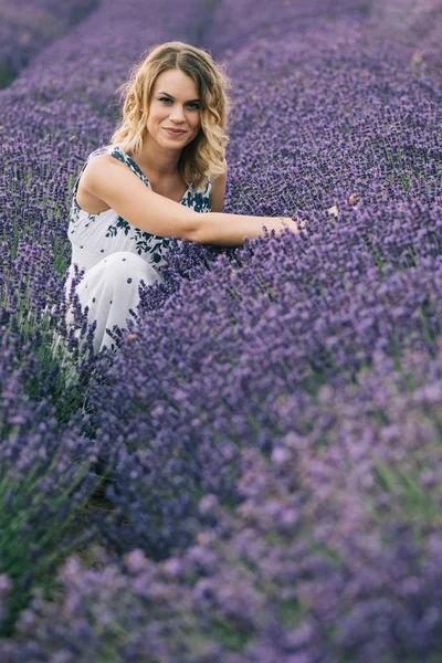 Fiorista Donna Raccolta Fiori Lavanda — Foto Stock