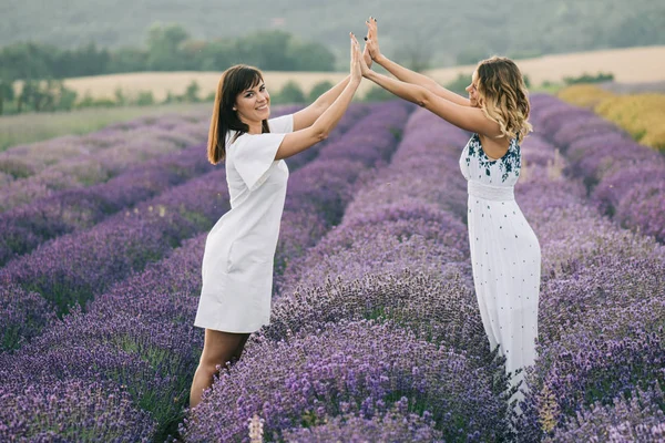 Under çiçeklere eğleniyor kız