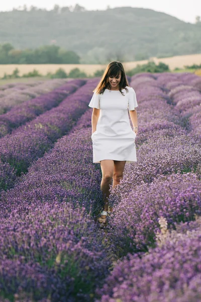 Lavanta sahasında yürüyen güzel esmer kadın