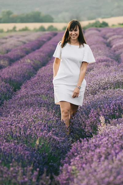 Lavanta sahasında yürüyen güzel esmer kadın