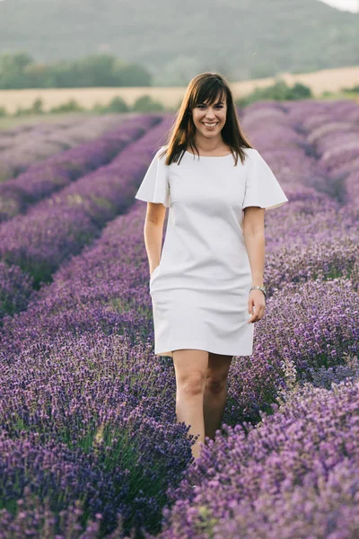 Lavanta sahasında yürüyen güzel esmer kadın