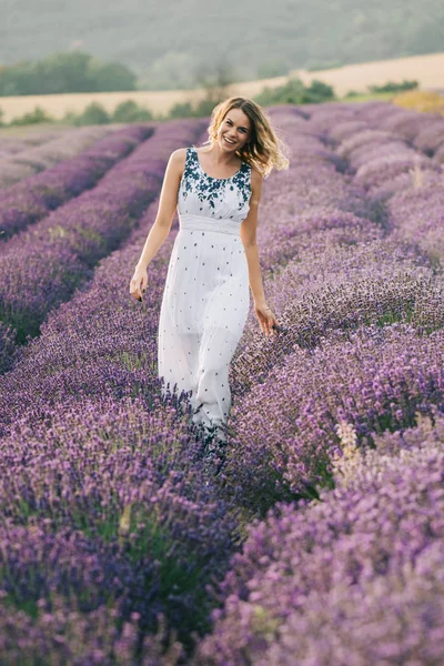 Jeune Femme Marchant Champ Fleurs — Photo