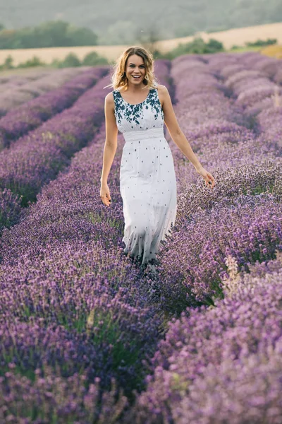 Junge Frau Geht Auf Blumenfeld — Stockfoto