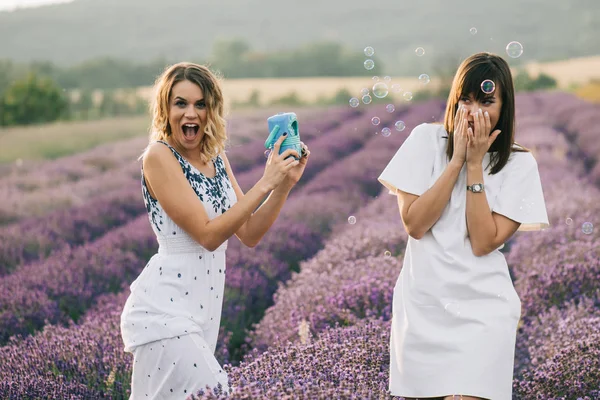 Deux Femmes Amusent Avec Des Bulles Savon Champ Fleurs — Photo