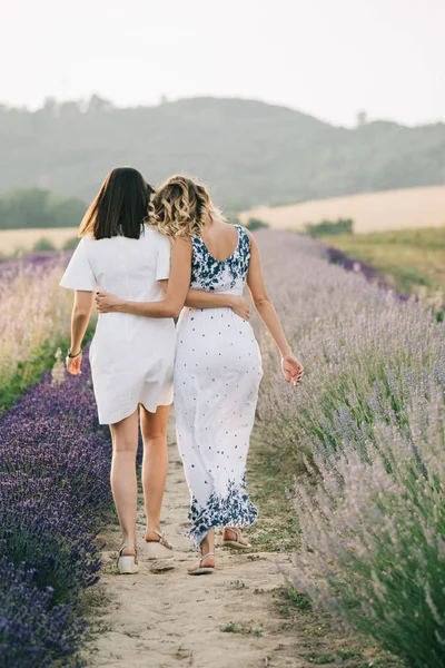 İki kadın birlikte yürüyor.