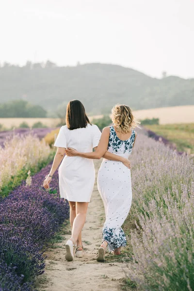 Duas Mulheres Caminhando Juntas — Fotografia de Stock