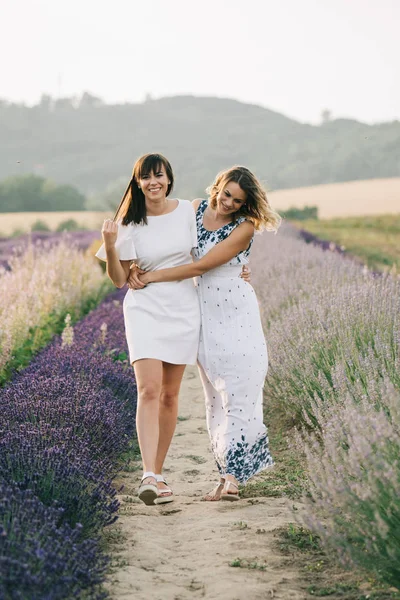 İki kadın birlikte yürüyor.