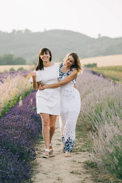 Twee Vrouwen Die Samen Lopen — Stockfoto