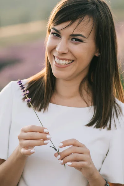 Morena Mulher Retrato Livre — Fotografia de Stock