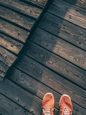 Ahşap Geziyoluna üzerinde kırmızı ayakkabı