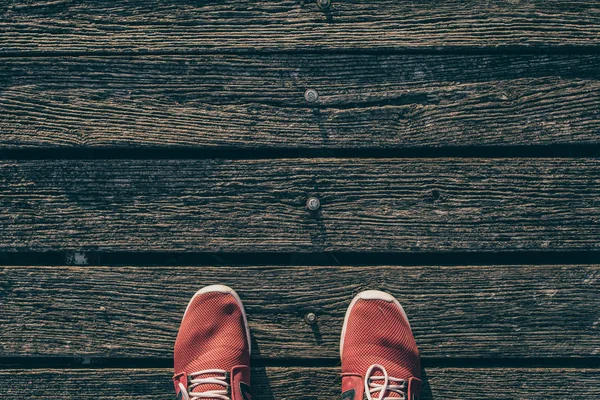 木製ブロードウォークに赤い靴 — ストック写真