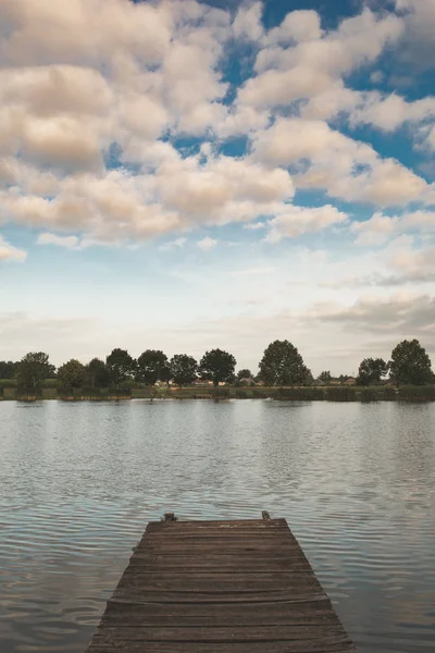 宁静的湖泊 美丽的风景 — 图库照片