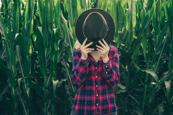 Agricoltore Dietro Cappello Campo Grano — Foto Stock