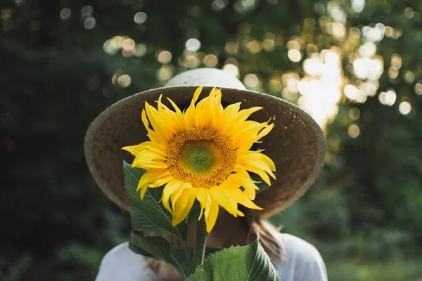 Femme Cachée Derrière Tournesol — Photo