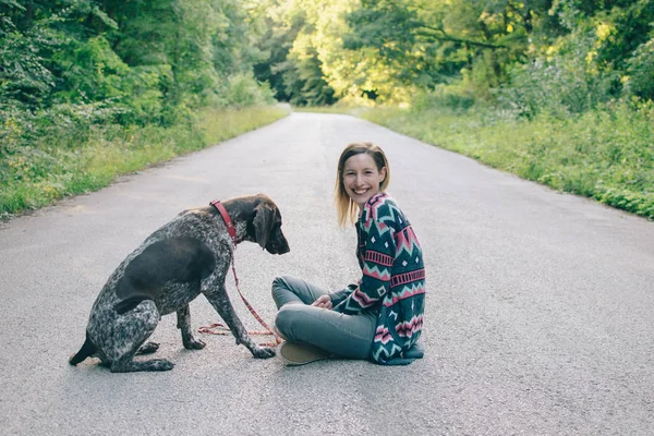 Ung Kvinna Att Kul Med Hennes Hund Utomhus — Stockfoto