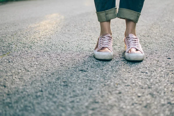 Modieuze Vrouwelijke Schoenen Asfalt — Stockfoto