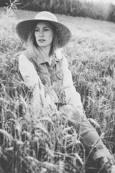 Beautiful Woman Wheat Field — Stock Photo, Image