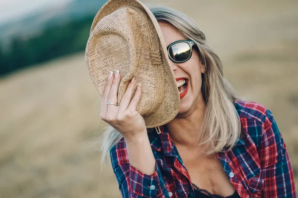 Gelukkige Vrouw Met Hoed — Stockfoto