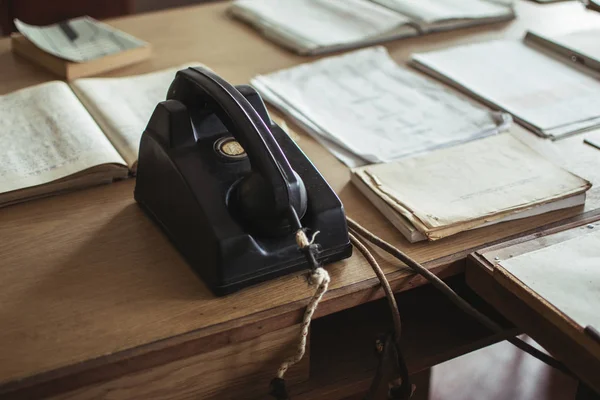 Старый Рабочий Стол Винтажным Телефоном — стоковое фото