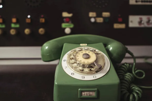 Alter Schreibtisch Mit Oldtimer Telefon — Stockfoto