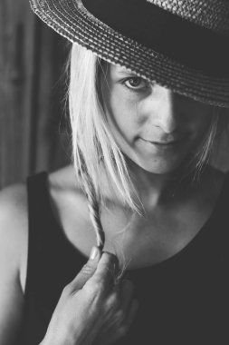 şapkalı güzel kadın