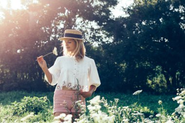 Güzel, genç bir bayan.