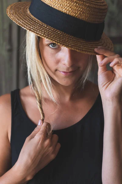 Niedliche Frau Mit Hut — Stockfoto