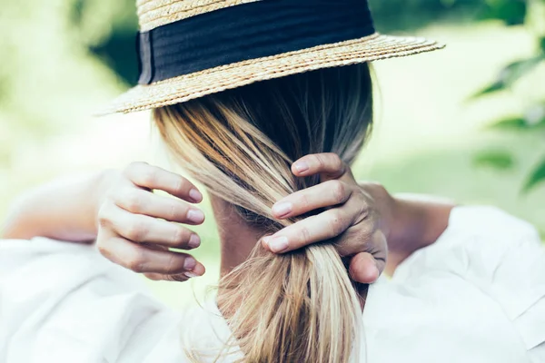 Frisur Frau Hält Sich Die Haare — Stockfoto