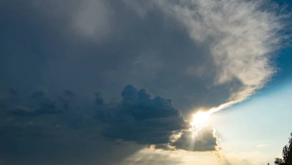 美しい自然 雲に沈む夕日 — ストック写真